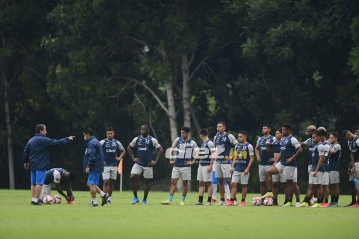 Consejos del Bolillo a un jugador y Kervin Arriaga toma precauciones: Las fotos del entreno de Honduras