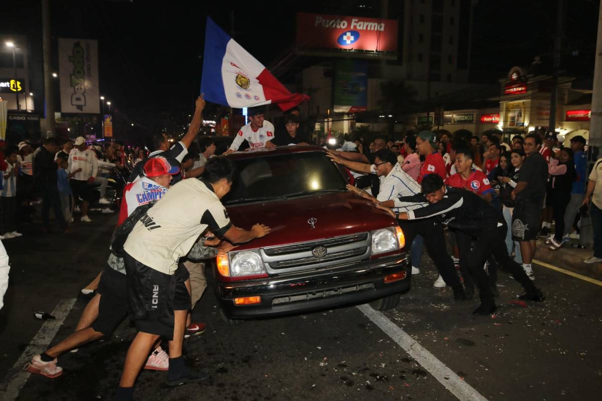 'Destruyeron' carro lujoso y chicas enamoraron: así fueron los festejos de los hinchas del Olimpia tras conquistar la copa 40