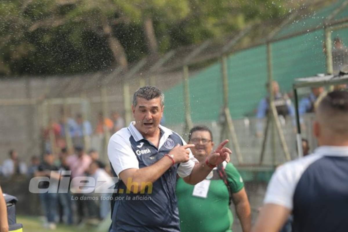 ¡Bien bañado! Diego Vázquez vive su tarde más difícil como técnico del Motagua
