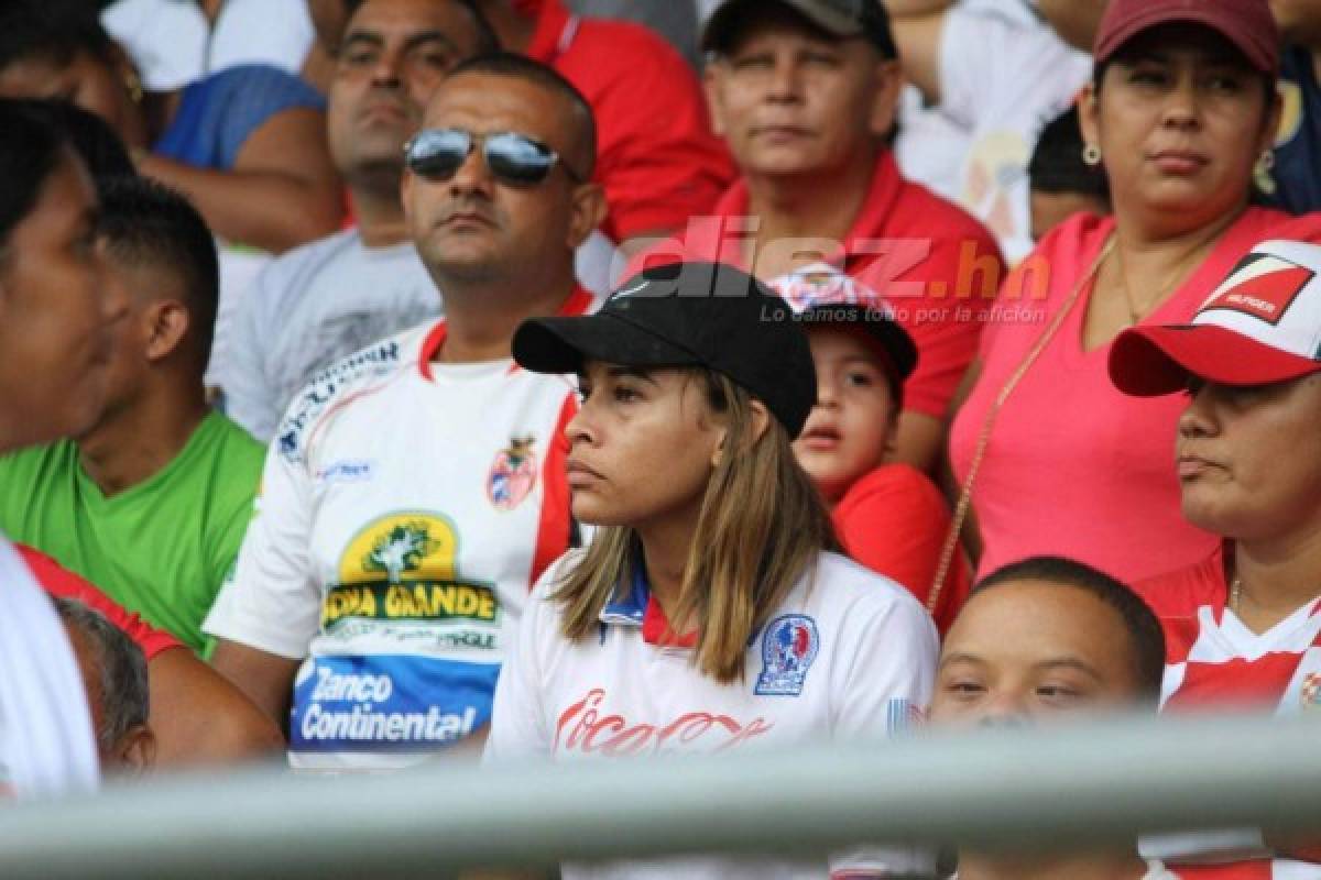 El emotivo festejo de Pedro Troglio, Firulais en la cancha y la fiesta blanca en Tocoa