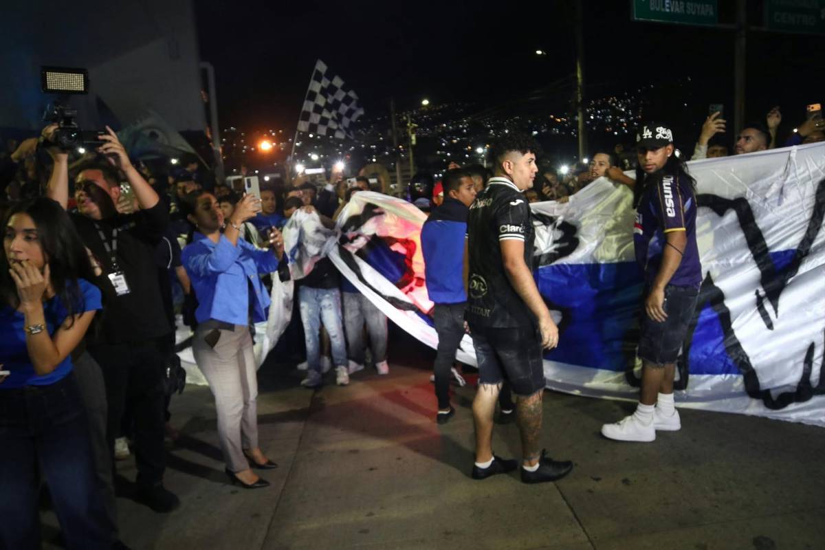 ¡Locura! Afición de Motagua arropa al club con banderazo; niño sorprende a Javier López