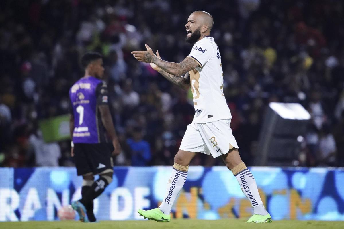 Así fue el debut de Dani Alves con los Pumas en la Liga MX: Su primer “Goya”, estadio lleno y asistencia de gol