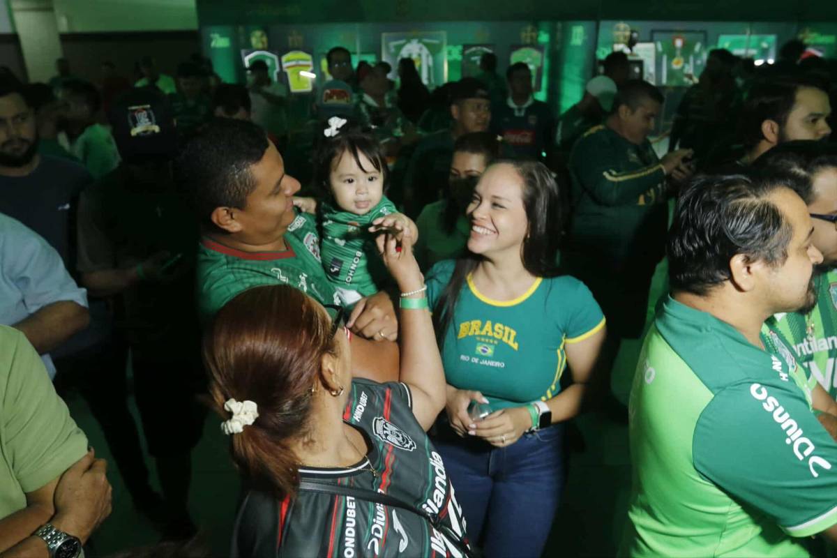 ¡La nueva piel del centenario! Marathón presentó su histórico uniforme acompañado de sus leyendas