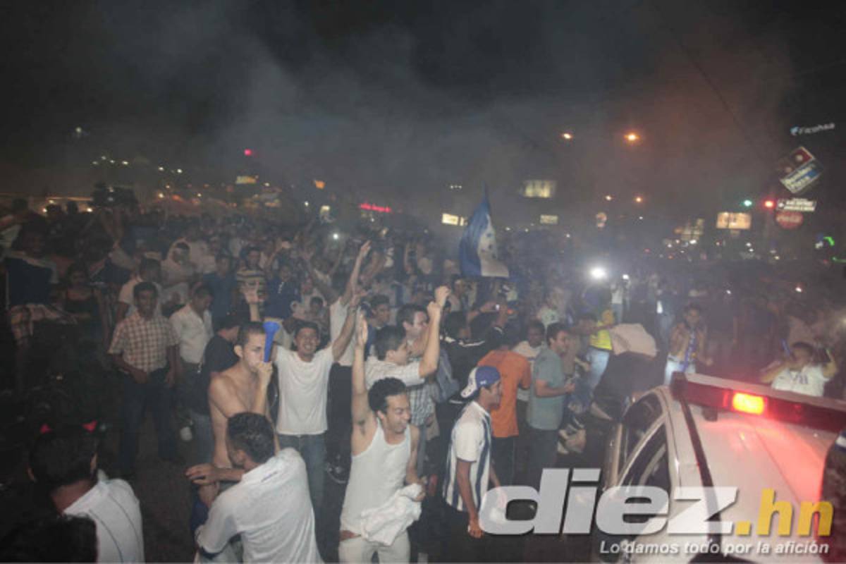 Hondureños celebrando clasificación al Mundial