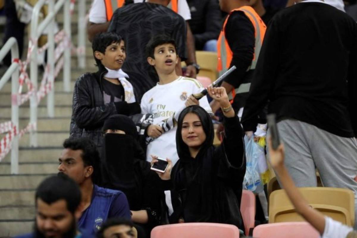 Sin velo y con Niqab: Las mujeres de Arabia Saudita sí llegaron a ver al Real Madrid-Valencia