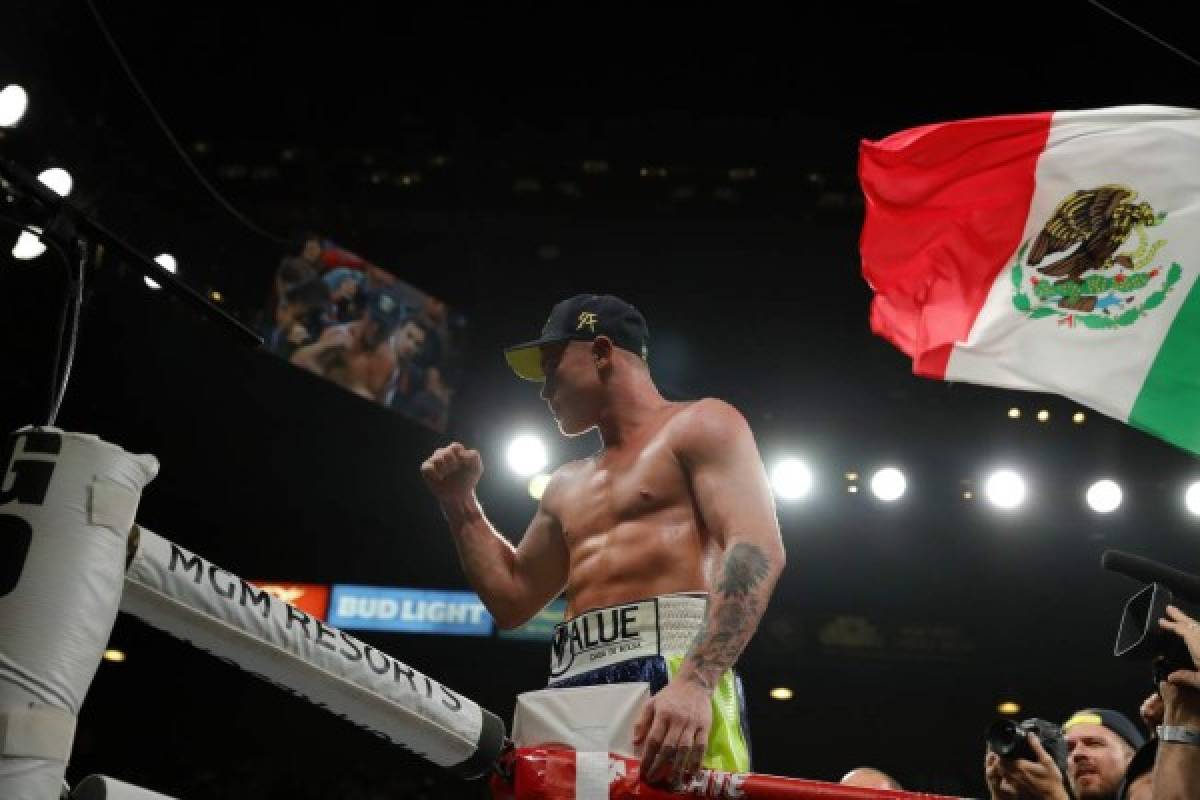 FOTOS: Mexicano Canelo Álvarez noquea a Kovalev en Las Vegas y logra hazaña histórica