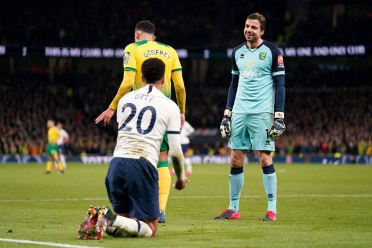 ¡Portero del Norwich utiliza termo de agua para eliminar al Tottenham de Mourinho!