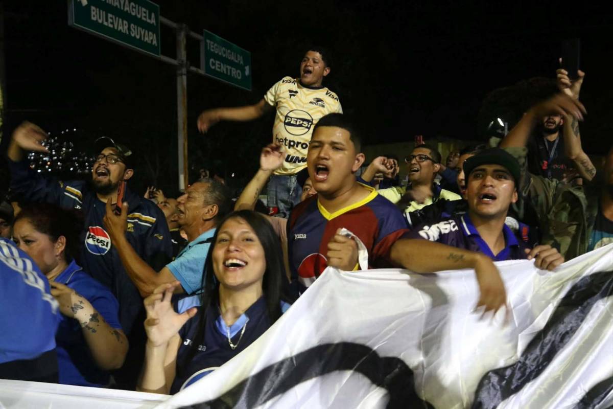 ¡Locura! Afición de Motagua arropa al club con banderazo; niño sorprende a Javier López
