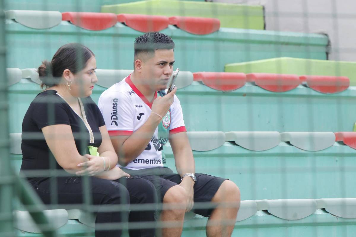 Bellas mujeres y el ambiente en el estadio Yankel Rosenthal por el duelo entre Marathón y Lobos UPNFM