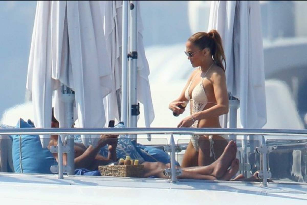 Jennifer López luce su explosivo cuerpazo en sus vacaciones con Alex Rodríguez