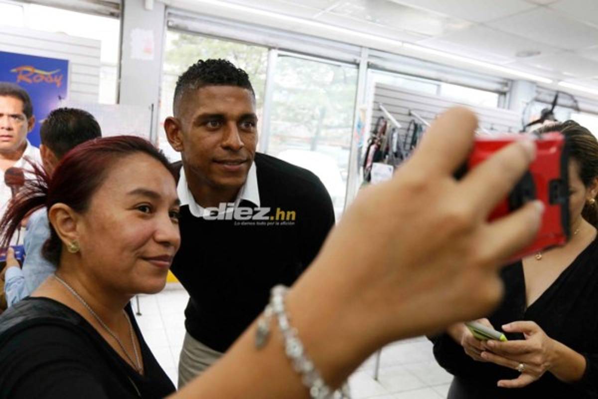 Fotos: Carlo Costly se enfunda la camisa de Marathón y ya recibe el cariño de la afición