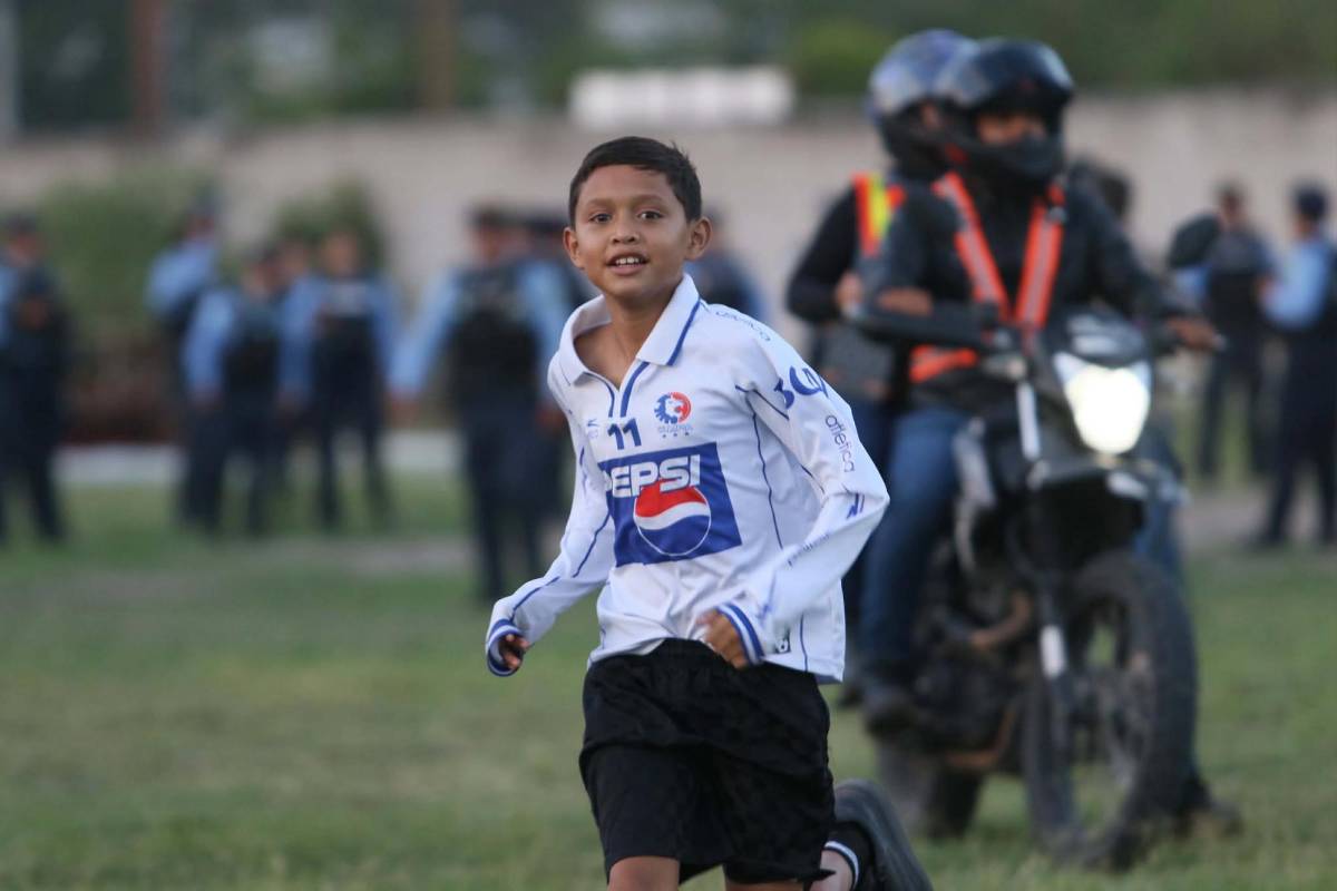 ¿Entró la barra del Olimpia? Infiltrados, Platense llevó bellezas a las gradas y así se quitó la ansiedad Chirinos