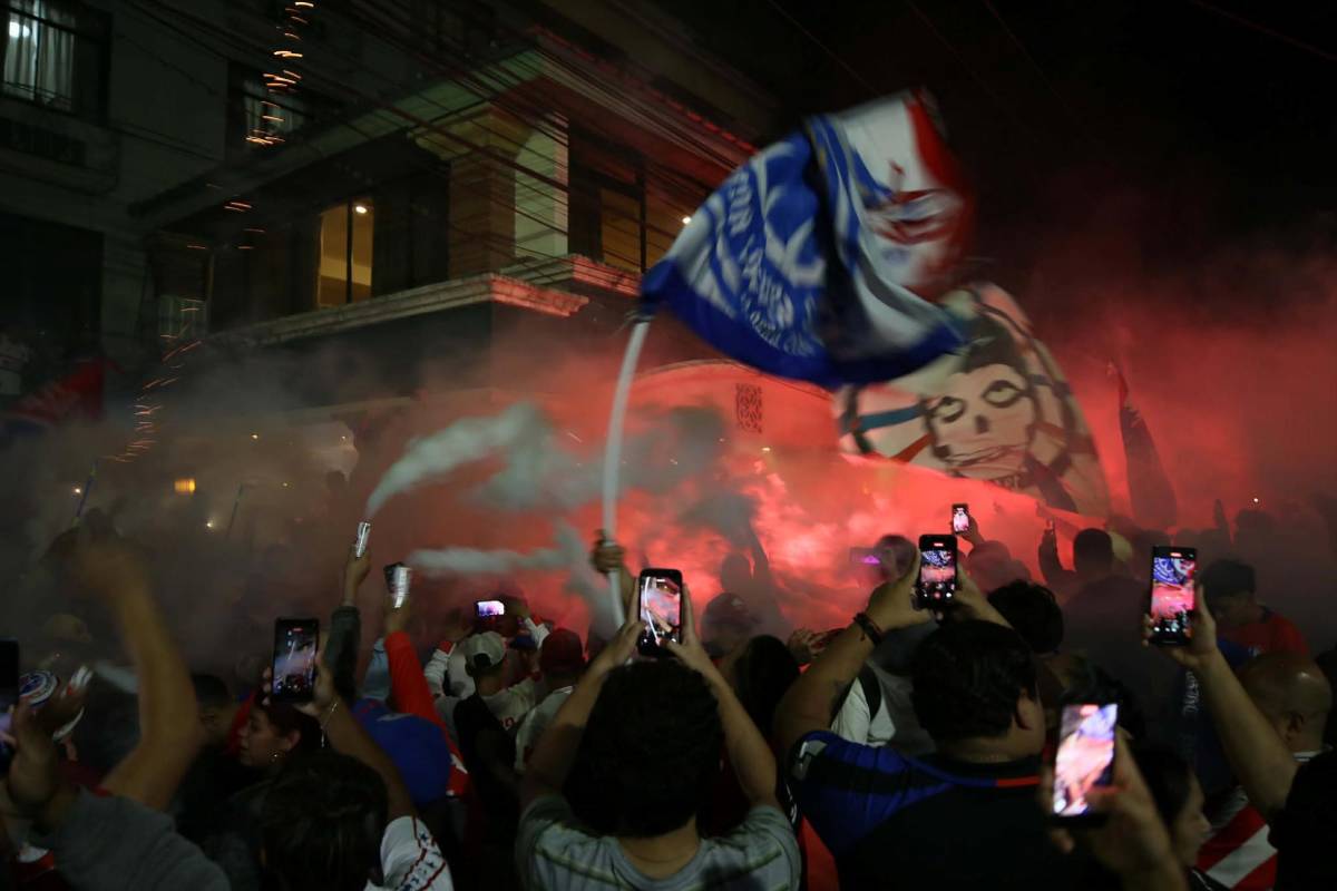 ¡Épico banderazo! Afición del Olimpia pide la 40 antes de la gran final contra Marathón