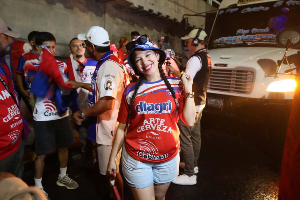 Ambientazo: el show de la Ultra Fiel y lindas chicas en la previa del Olimpia vs. Firpo