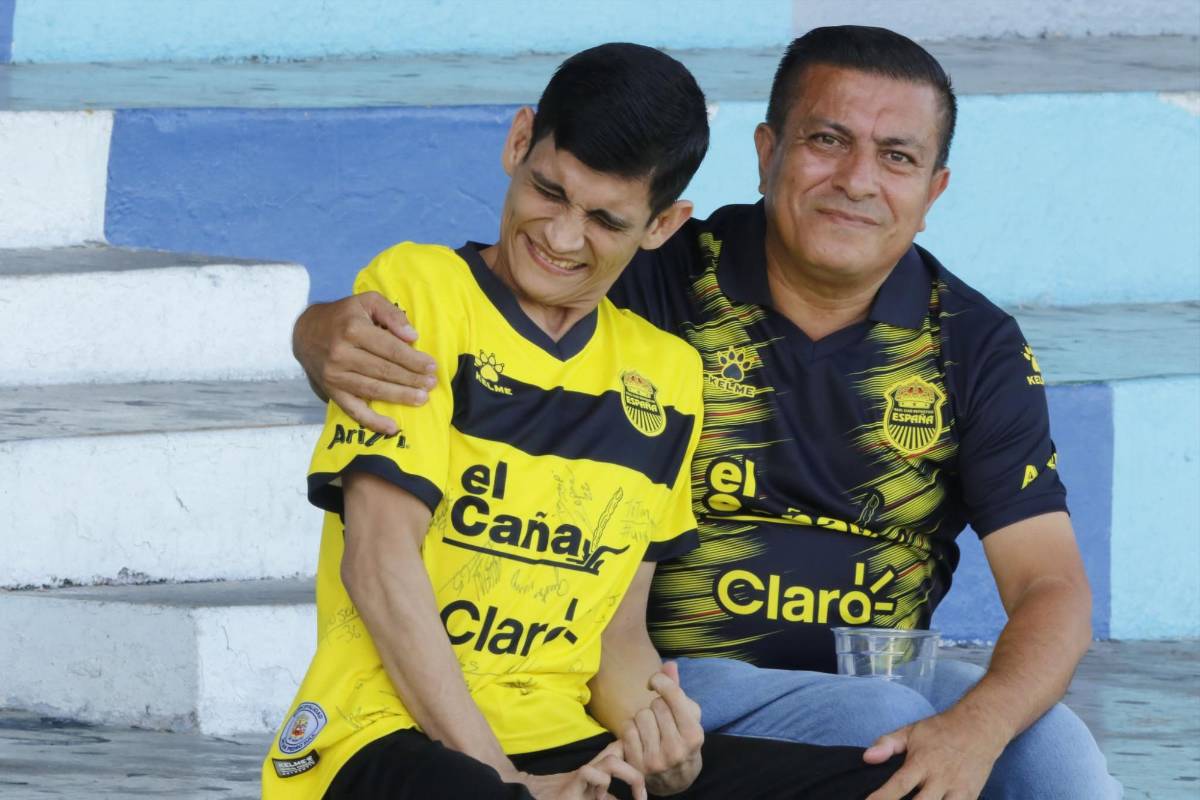 ¿Quién es la hermosa señorita de la Cruz Roja? mundialista y Batman se hacen presentes en el derbi Real España vs Marathón