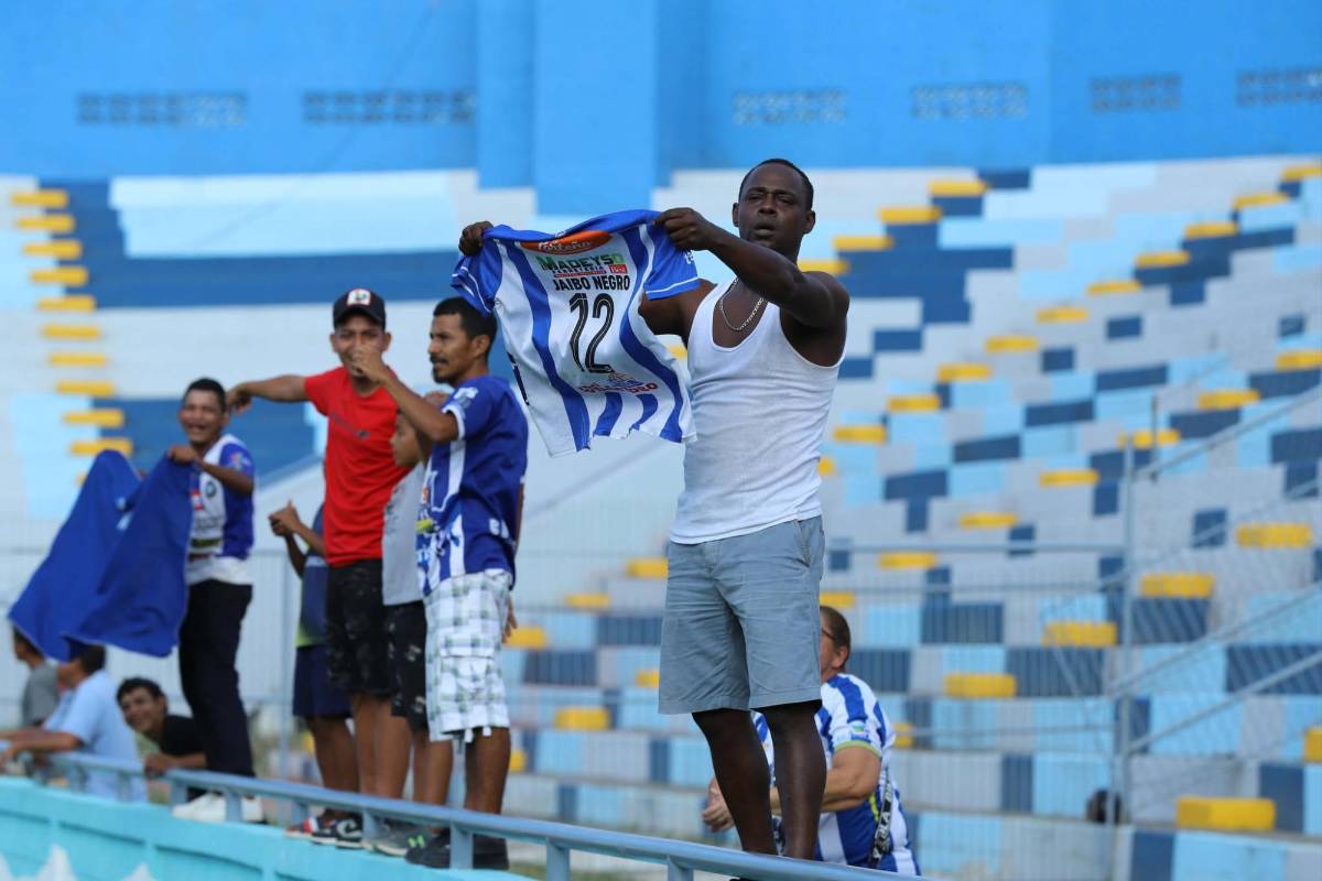 ¿Entró la barra del Olimpia? Infiltrados, Platense llevó bellezas a las gradas y así se quitó la ansiedad Chirinos