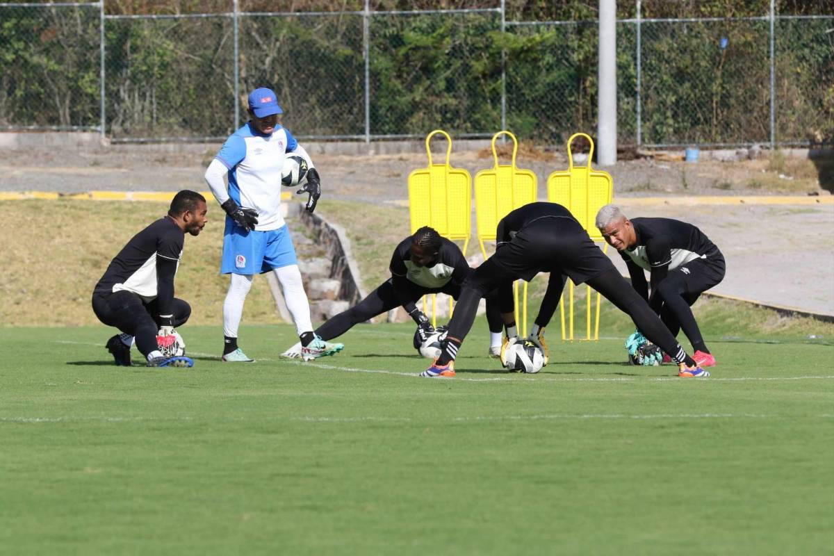 Futbolistas del Olimpia reciben los trofeos de Premios DIEZ, nuevo look ¿Posible sorpresa en el 11 titular?