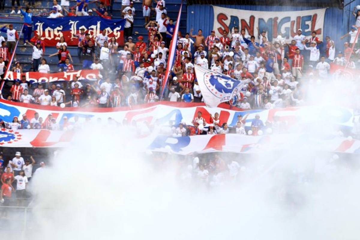 Fotos: El gesto de 'Manolo' y la chica de lentes que enamoró en el Olimpia-Platense