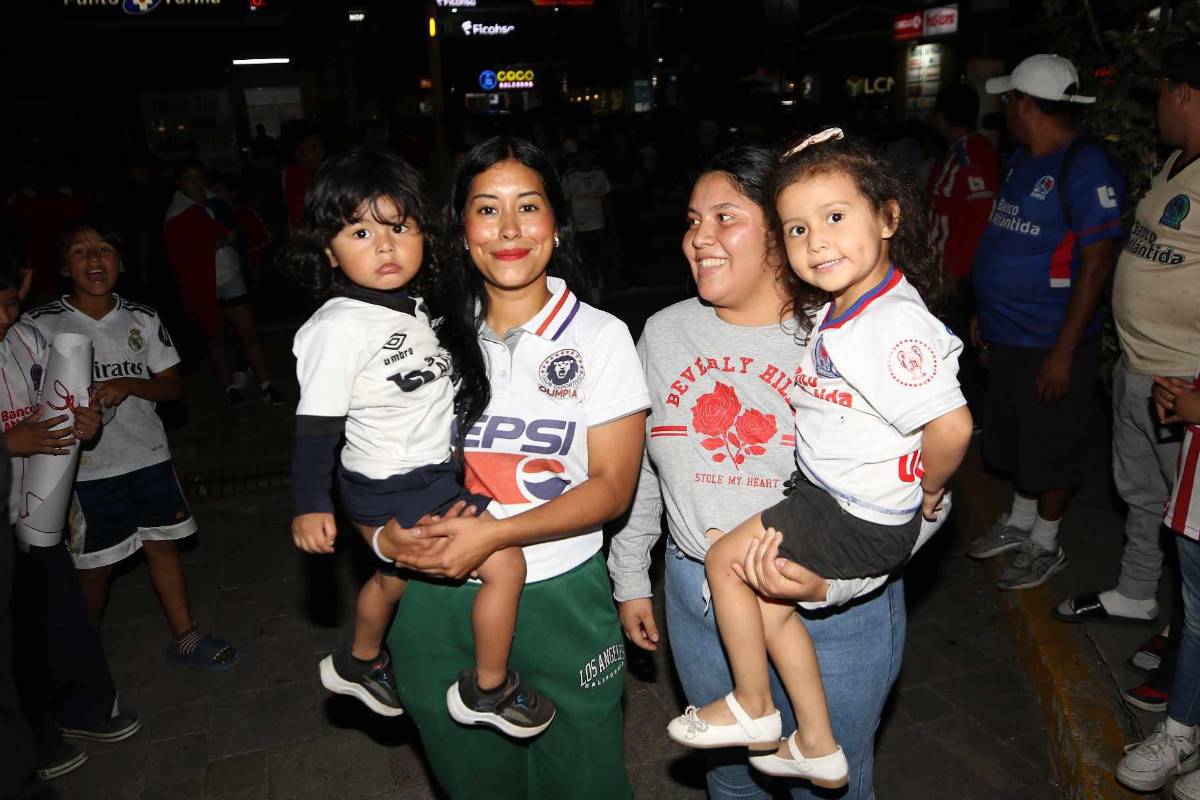 ¡Una locura de banderazo! Afición del Olimpia se desborda junto al plantel pensando en la corona 39