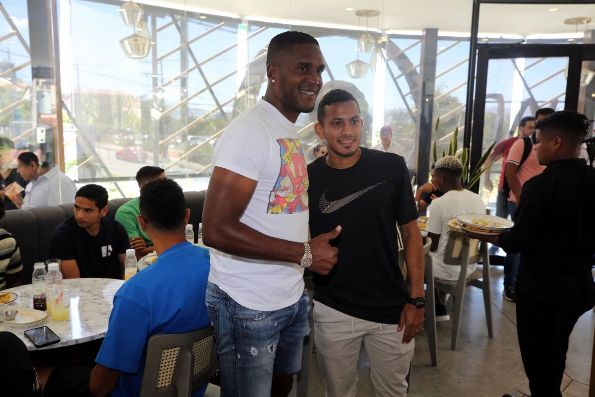 ¡Celebración de Campeón! Pedro Troglio y jugadores del Olimpia disfrutaron tras la conquista de la Copa invicta de Apertura