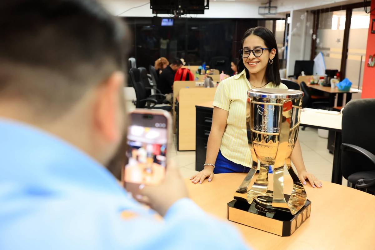 La Copa del próximo campeón de Liga Nacional visitó la sala de Redacción de DIEZ