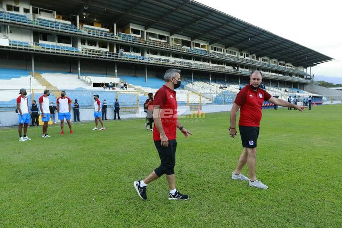 La primera vez de Pablo Lavallén en el Morazán: Así fue llegada de Olimpia al estadio para su debut; hay tres futbolistas positivos de Covid-19