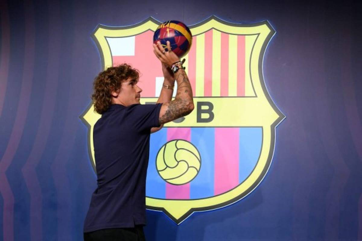 El dominio del balón, la canasta y sin dorsal: Así posó Griezmann con la camisa del Barcelona