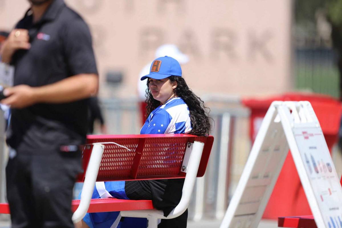 ¡Quiénes son las dos catrachas que se robaron las miradas! El Honduras vs México se engalana con hermosas aficionadas