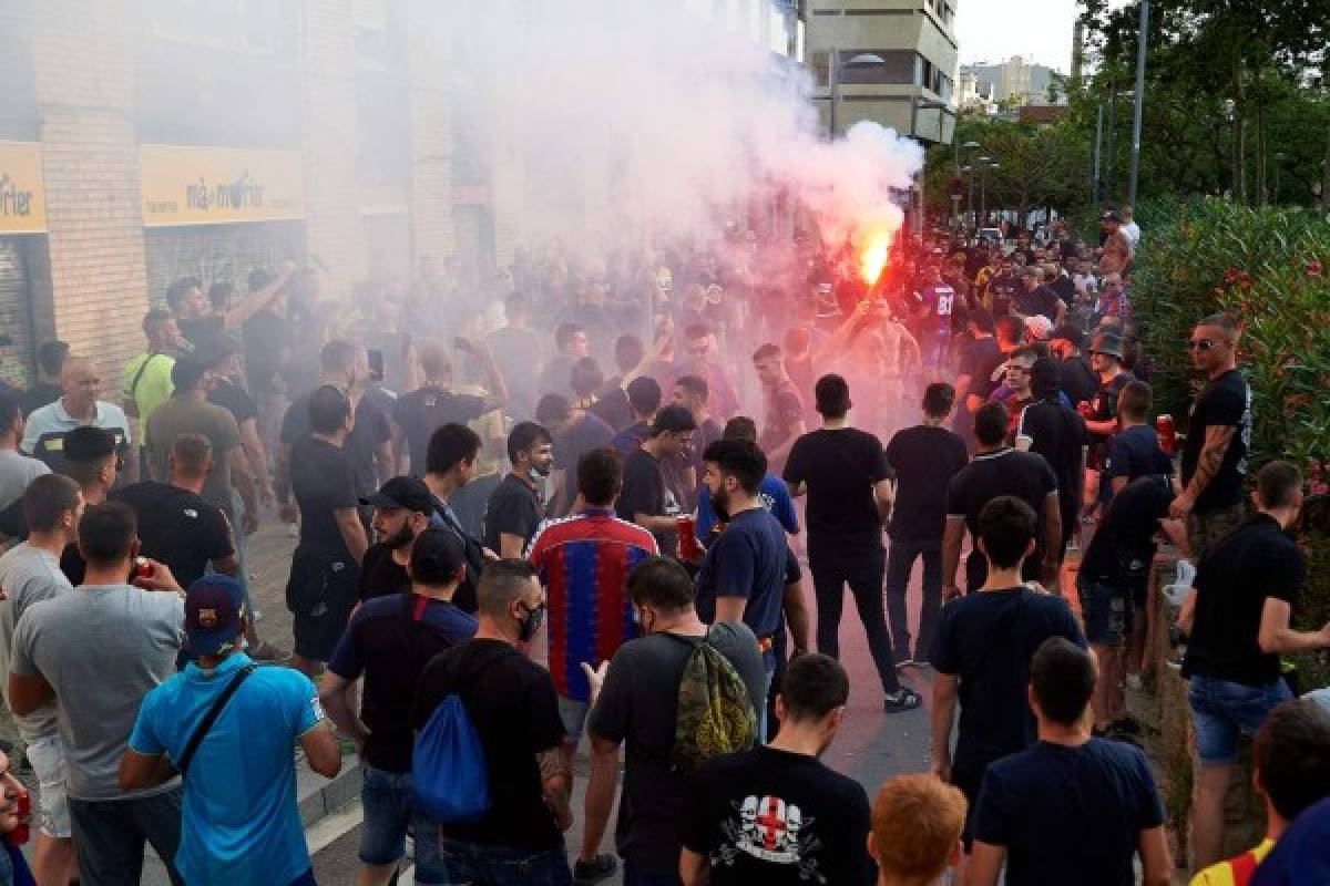 Fotos: Festejo del Barcelona por el descenso del Espanyol, la 'bici' de Piqué y el gesto de Messi