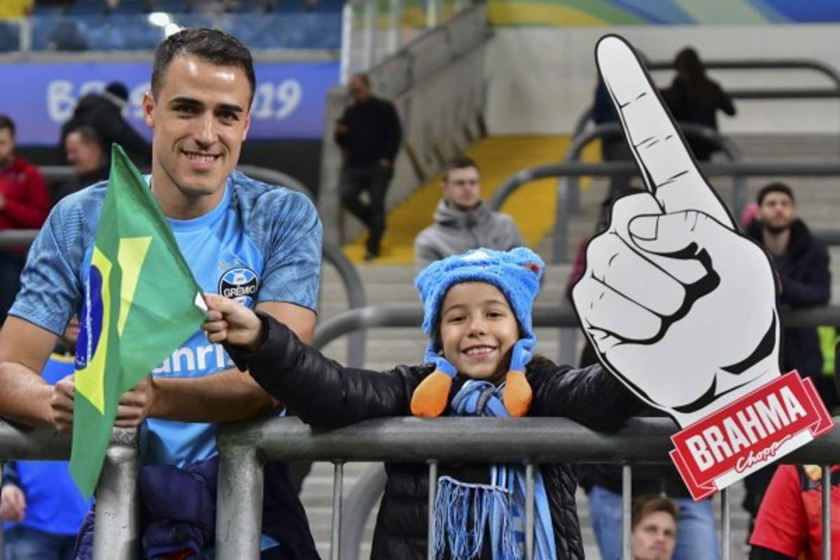 NO SE VIO EN TV: El sufrimiento de Neymar en el estadio, la misteriosa brasileña y el problema del árbitro