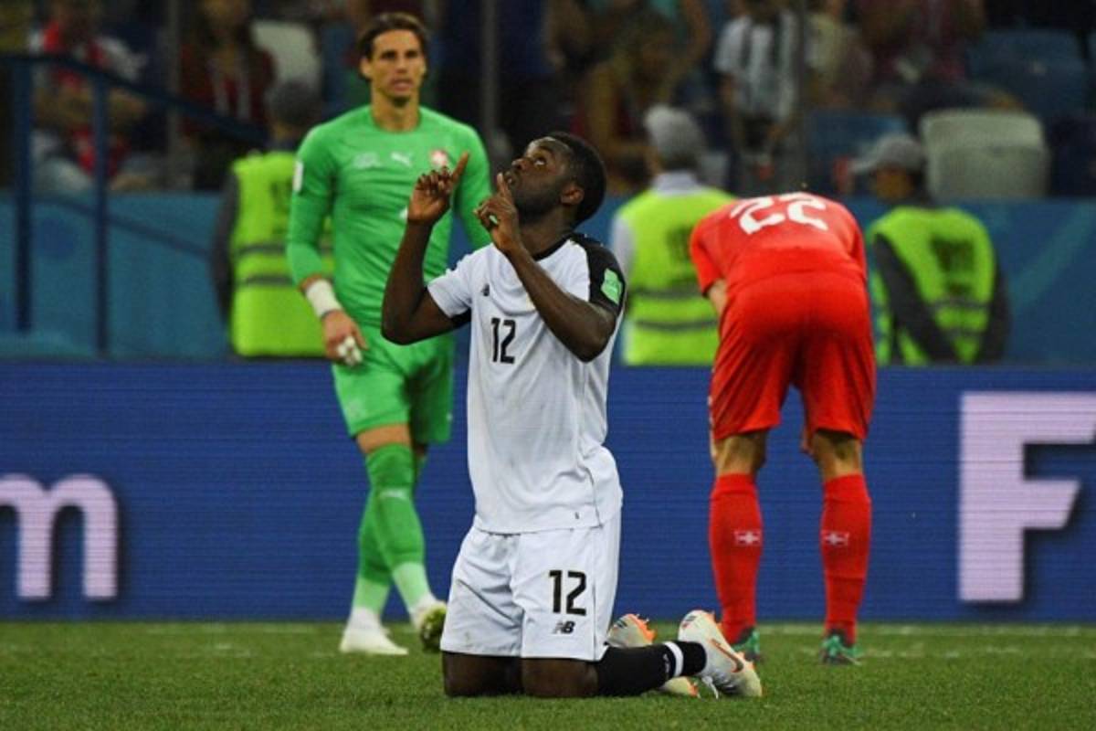 ¿Quién es la rubia? Costa Rica se despide con dignidad y el cambio de camisas