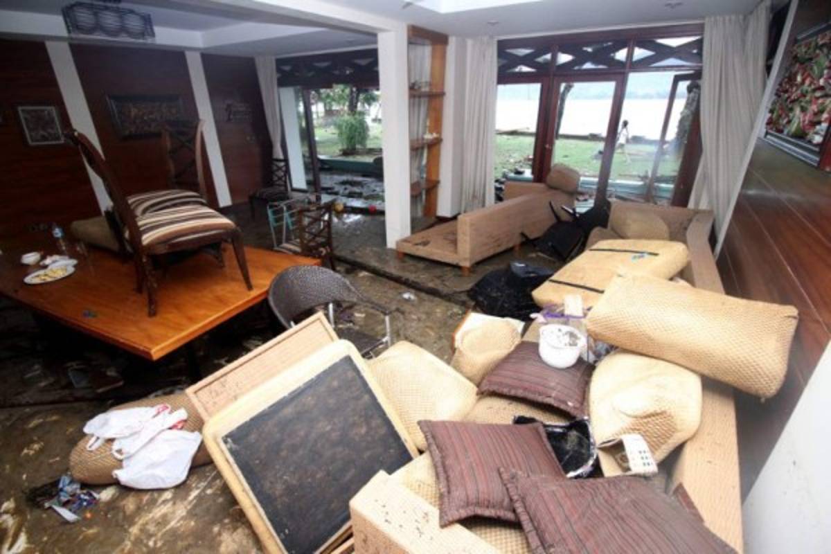 Llanto, muertes y desaparecidos: las desgarradoras fotos del tsunami que arrasó en Indonesia