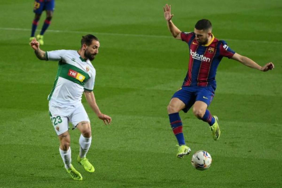 Barcelona y el Elche están jugando en el estadio Camp Nou por la Liga de España.