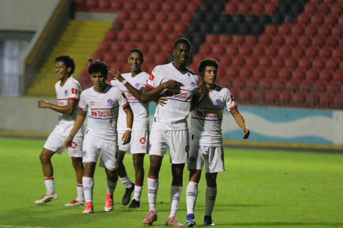 Imágenes: Olimpia celebró su título 11 en reservas y una leyenda los acompañó