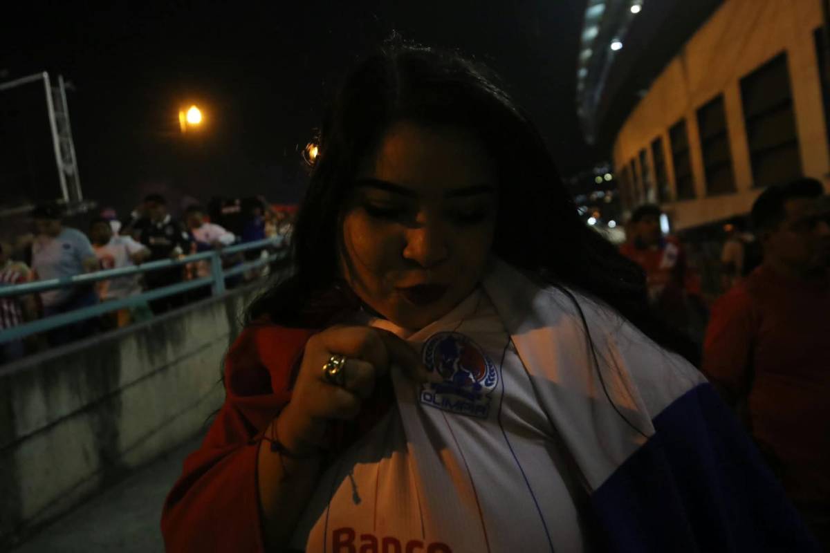 Las hermosas aficionadas de Olimpia que engalanan la semi de Copa Centroamericana