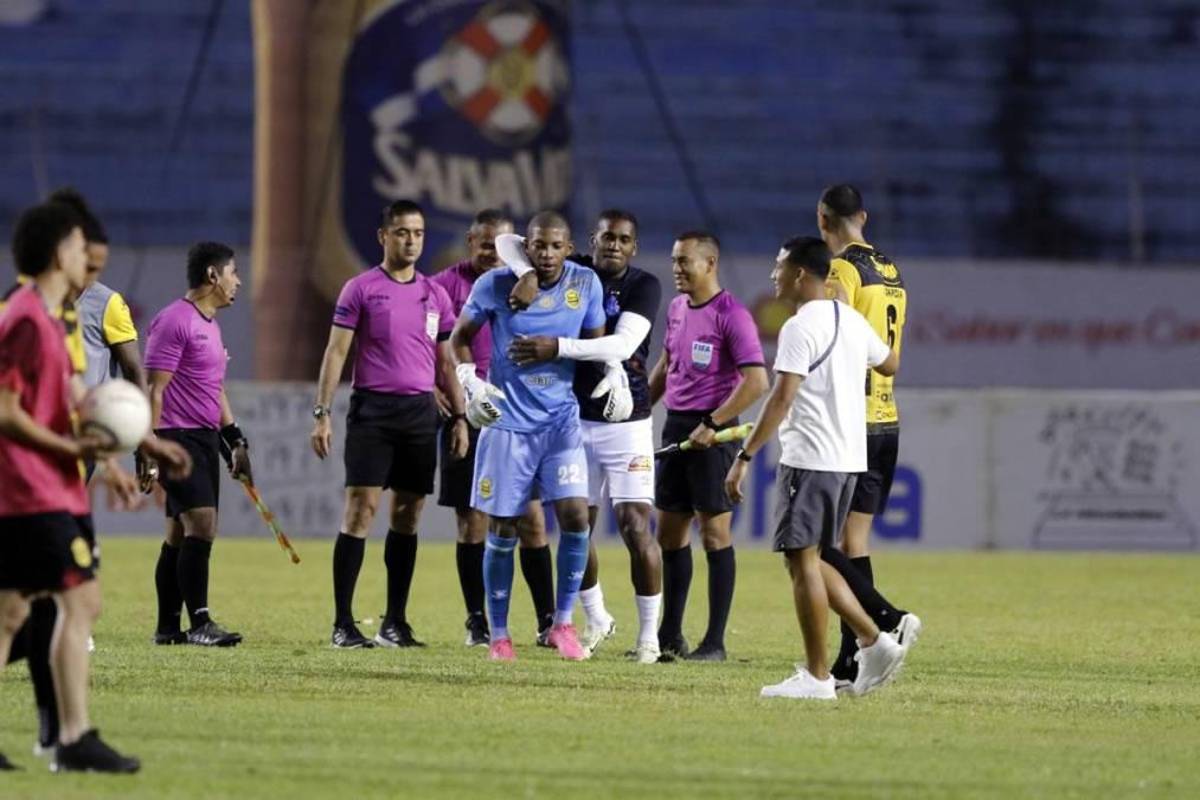 NO SE VIO EN TV: Feo gesto de Moya a Troglio, la modelo que reapareció y lo insólito que pasó en el Real España - Olimpia