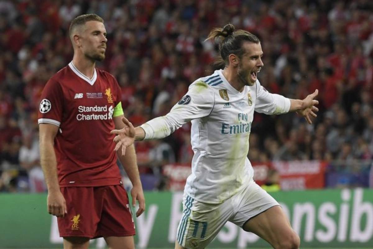 Real Madrid's Welsh forward Gareth Bale (R) celebrates after scorng his second goal during the UEFA Champions League final football match between Liverpool and Real Madrid at the Olympic Stadium in Kiev, Ukraine on May 26, 2018. / AFP PHOTO / LLUIS GENE