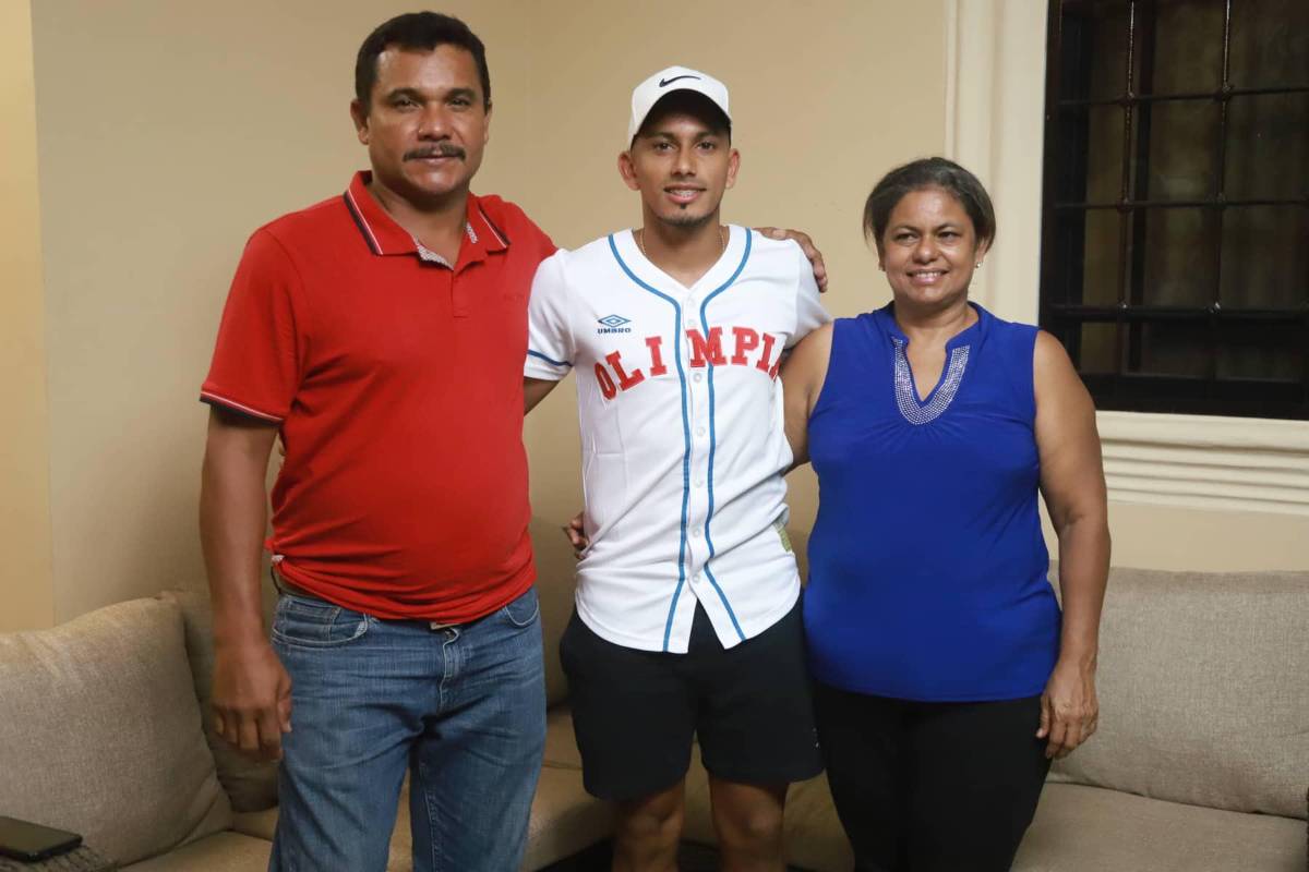 ¡De DIEZ! Entre piñatas y pastel celebró Edwin Rodríguez junto a la familia su cumpleaños anticipado y por el viaje a Grecia