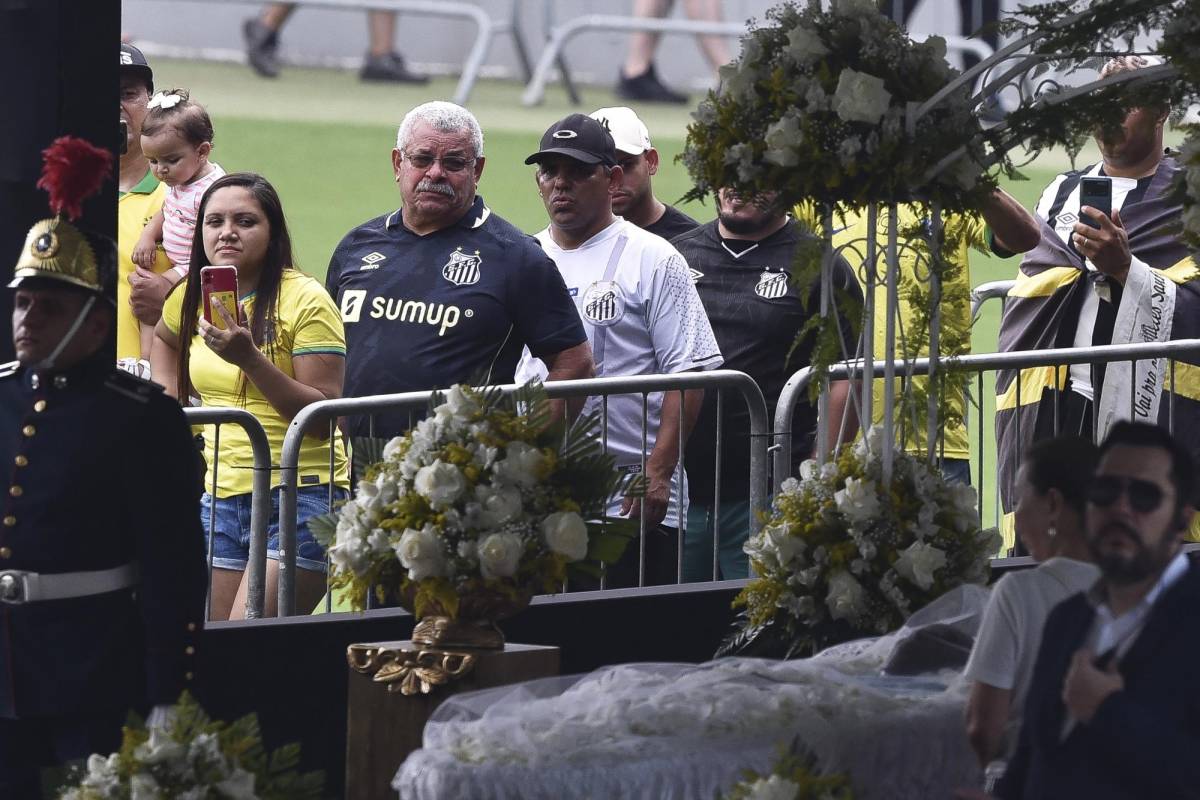 Fotos: Centenares de brasileños dan su último adiós al “rey” Pelé en el estadio del Santos