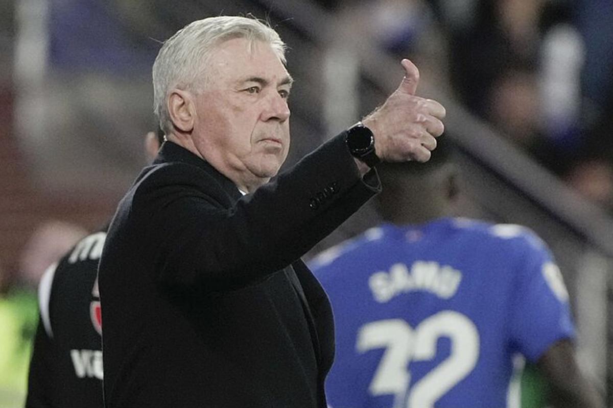 Ancelotti reforzaría la defensa del Real Madrid: espera la llamada y llegaría gratis al club