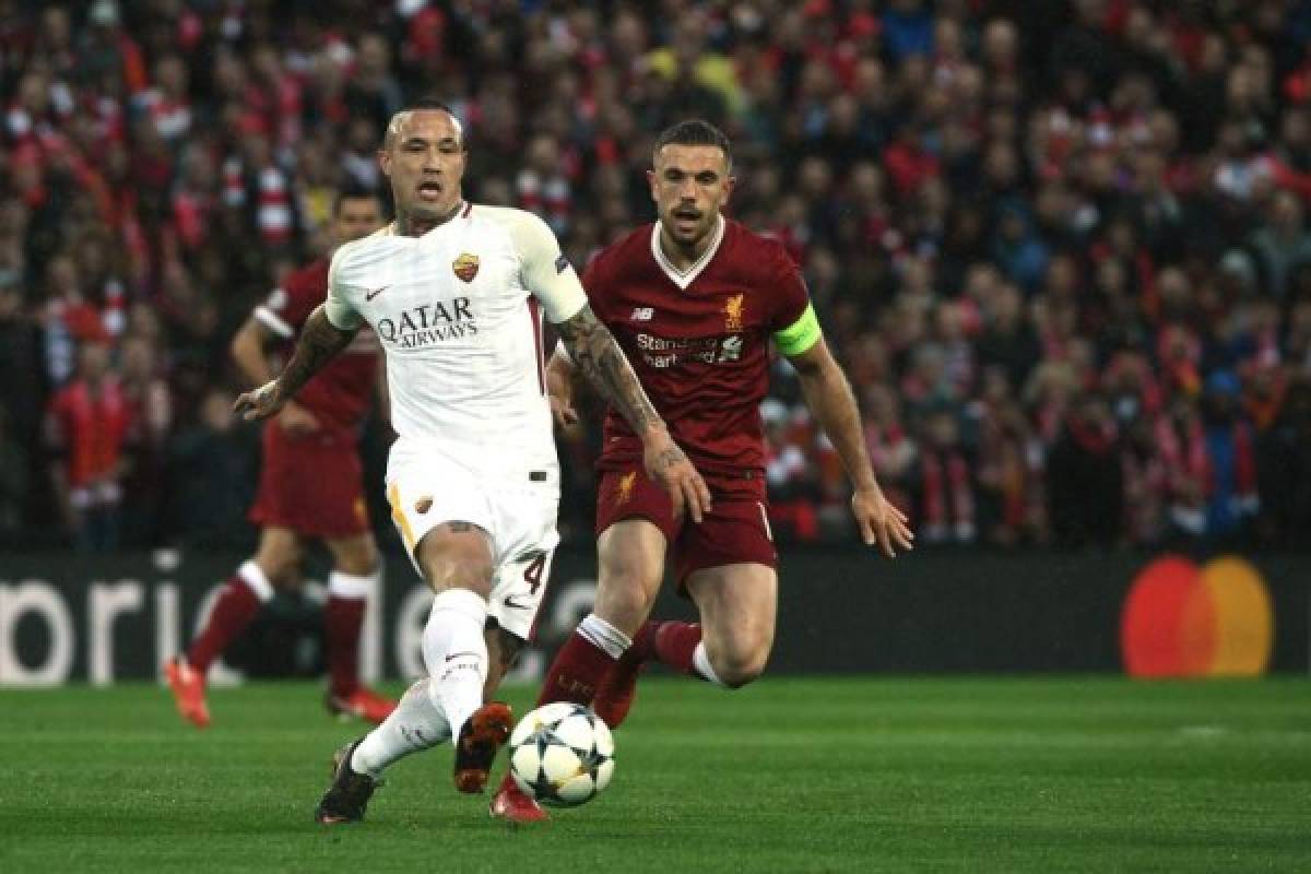 Roma's Belgian midfielder Radja Nainggolan (L) vies with Liverpool's English midfielder Jordan Henderson during the UEFA Champions League first leg semi-final football match between Liverpool and Roma at Anfield stadium in Liverpool, north west England on April 24, 2018. / AFP PHOTO / Filippo MONTEFORTE