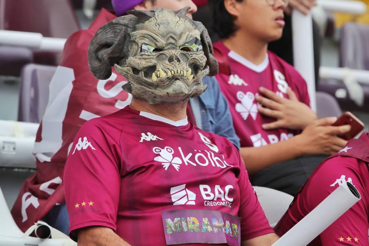 Muchas máscaras y disfraces de terror se vieron en el estadio Ricardo Saprissa. FOTO: Cortesía