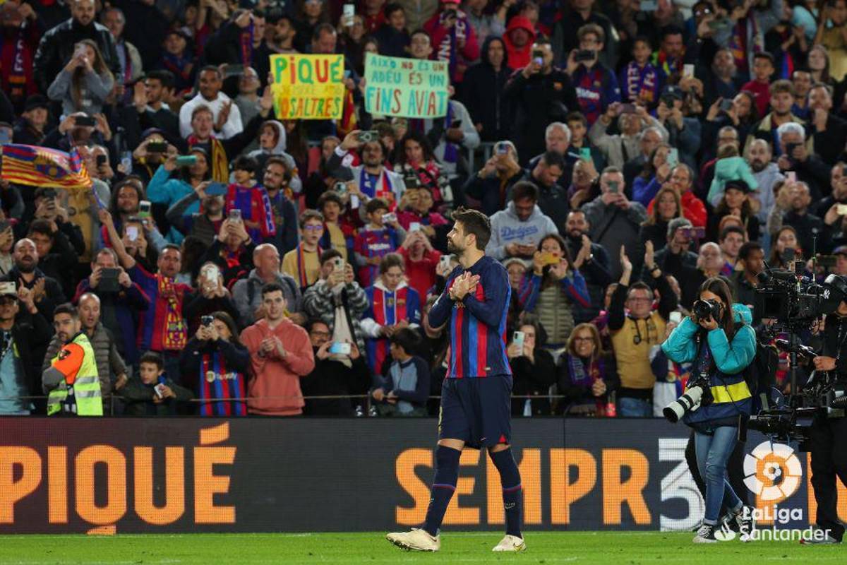 Con sus hijos, entre lágrimas y hasta le llevaron flores: la última noche de Piqué como jugador del Barcelona en el Camp Nou