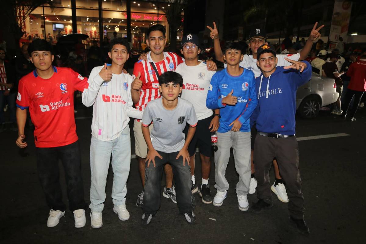 'Destruyeron' carro lujoso y chicas enamoraron: así fueron los festejos de los hinchas del Olimpia tras conquistar la copa 40