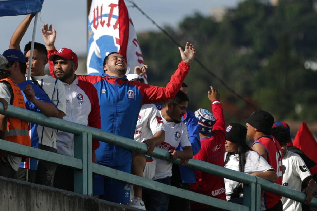 La fiesta que armó la Ultra Fiel, bellas chicas en el Chelato Uclés y el aficionado de Real España junto a los de Olimpia