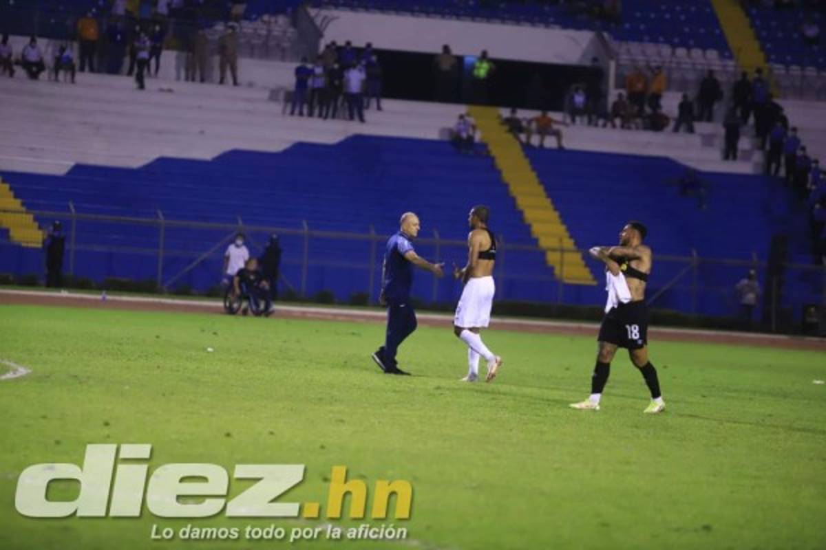 No se vio en TV: Gritos e insultos a Coito, Arriaga entre lágrimas y dolorosas imágenes de la afición