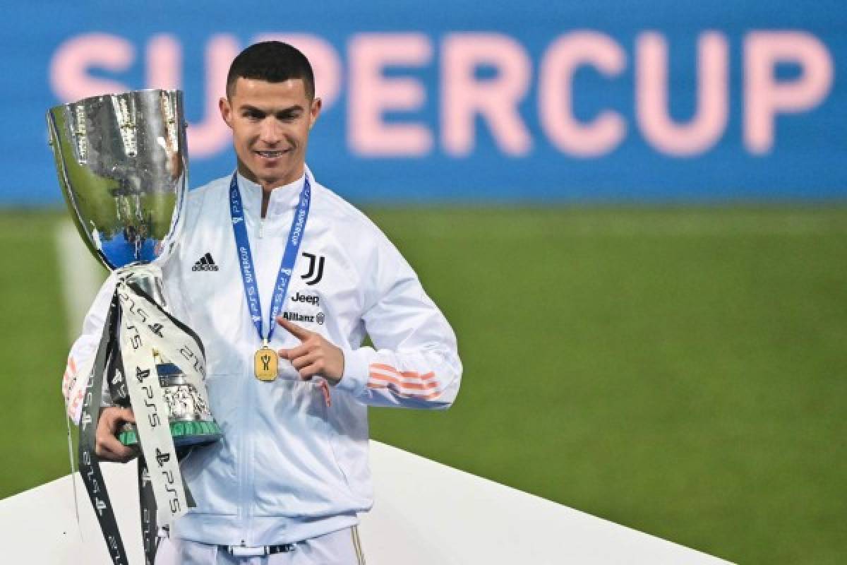 Juventus' Portuguese forward Cristiano Ronaldo poses with the winners' trophy after the Italian Super Cup (Supercoppa italiana) football match between Juventus and Napoli on January 20, 2021 at the Mapei stadium - Citta del Tricolore in Reggio Emilia. - The 33rd edition of the Italian football Super Cup is played between Juventus, the winners of the 201920 Serie A championship, and Napoli, the winners of the 201920 Italian Cup (Coppa Italia). (Photo by MIGUEL MEDINA / AFP)