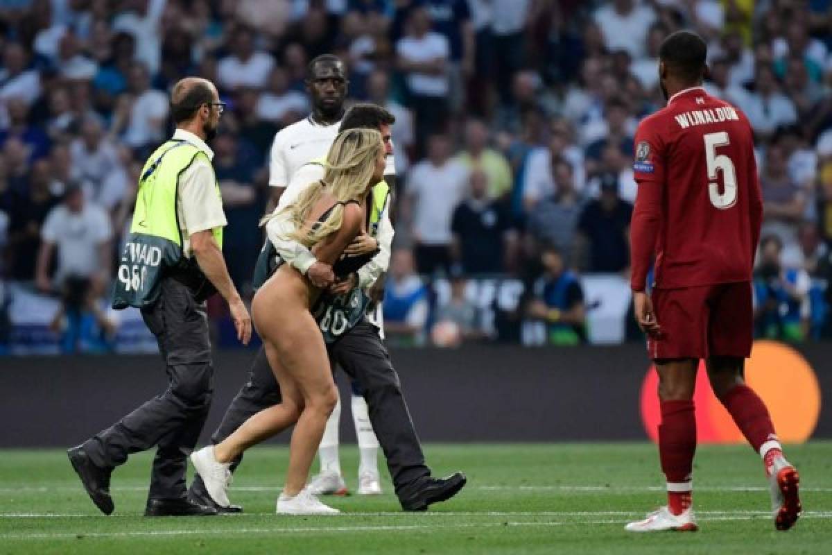 FOTOS: La infartante rubia que se metió a la cancha en la final de la Champions League