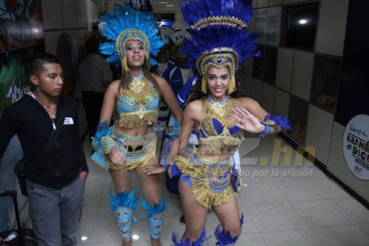 Bombos, chicas y gran ambiente en partida de Honduras a Costa Rica