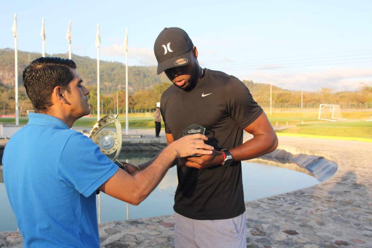 Futbolistas del Olimpia reciben los trofeos de Premios DIEZ, nuevo look ¿Posible sorpresa en el 11 titular?
